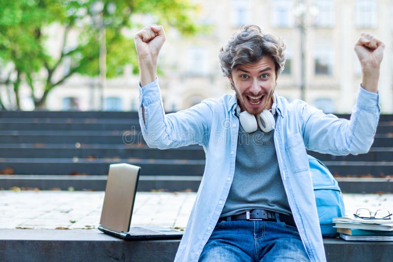 estudante feliz em uma universidade