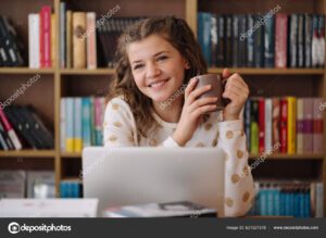 estudante feliz estudando em uma biblioteca