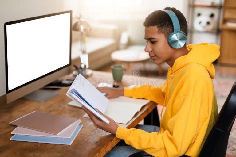 estudante focado em laptop estudando