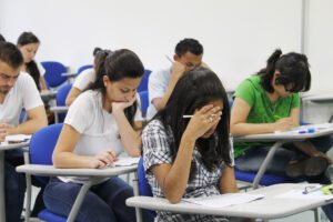 estudante jovem fazendo prova em sala