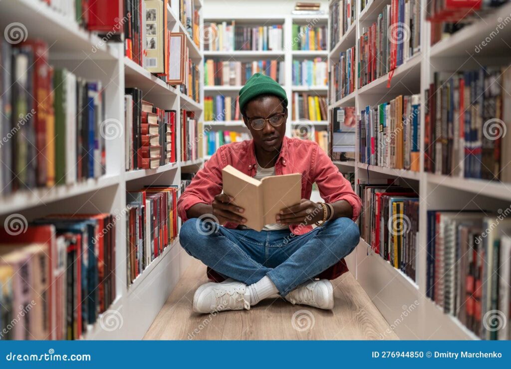 estudante lendo livros em uma biblioteca