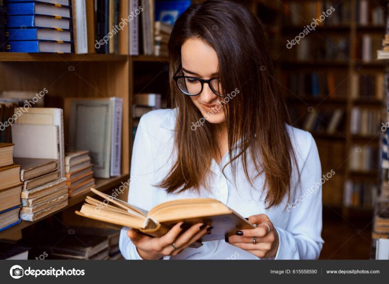 estudante pesquisando em biblioteca silenciosa