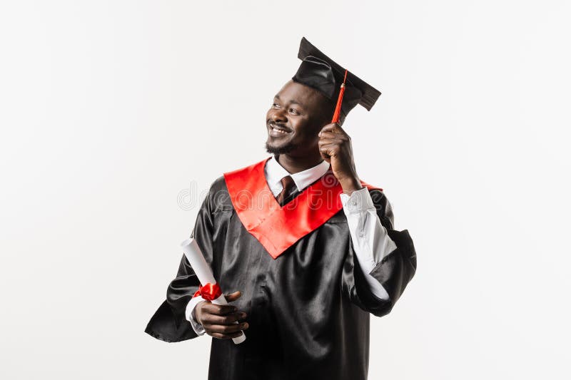 estudante sorridente com diploma na mao