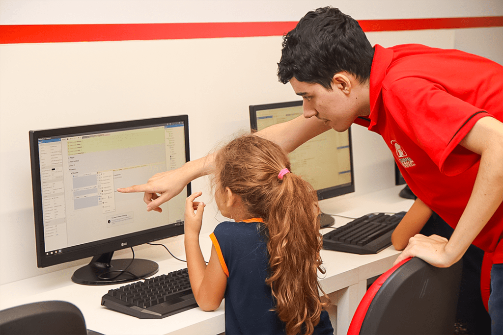 estudante usando computador em ambiente escolar 1