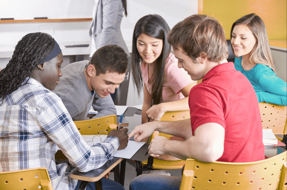 estudantes discutindo em sala de aula 3