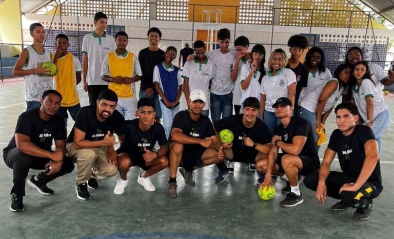 estudantes em aula de educacao fisica 1