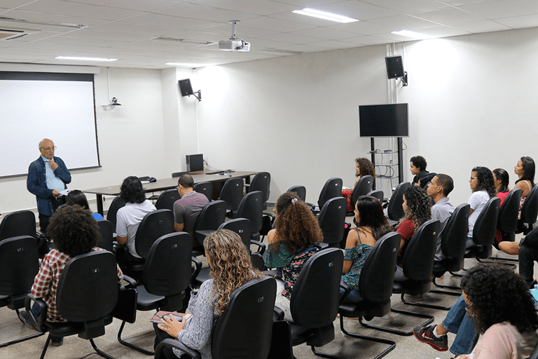 Qual é a carga horária mínima exigida para os cursos de graduação