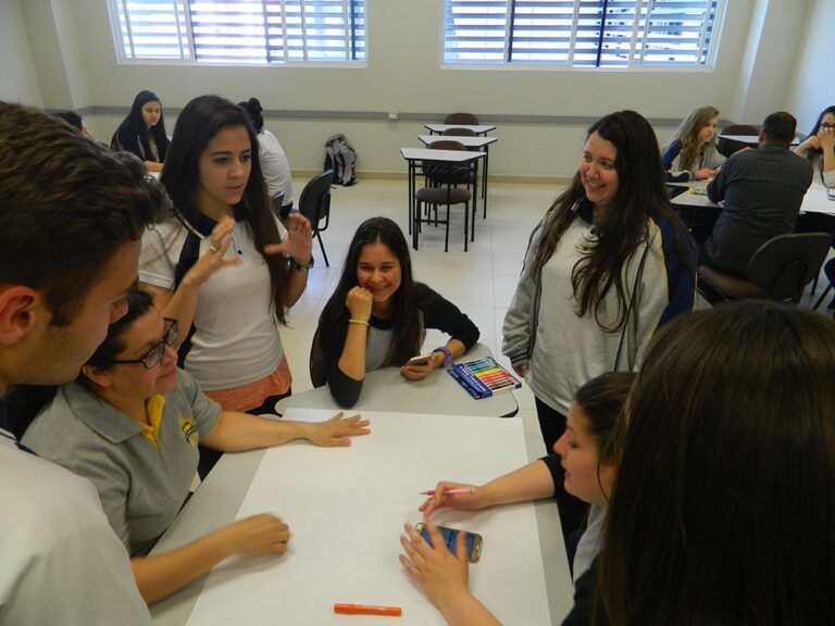 estudantes em aula pratica de cursos