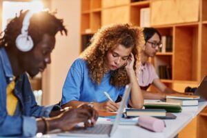 estudantes em biblioteca pesquisando e estudando