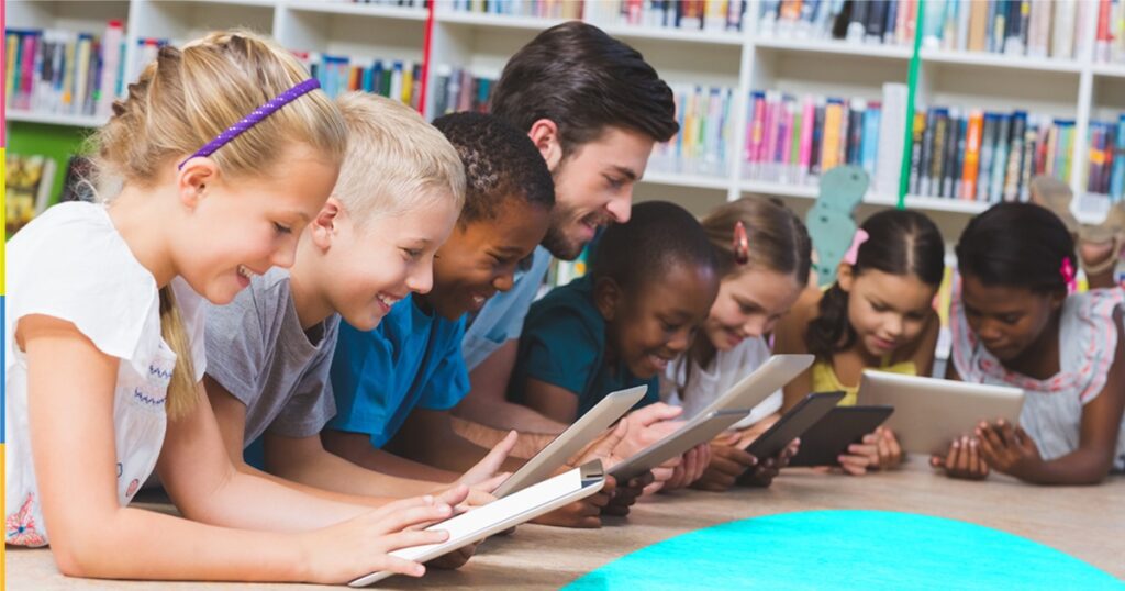 estudantes em sala de aula com livros 4