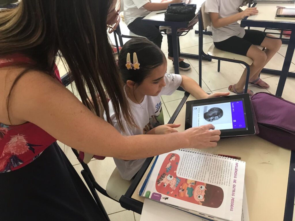 estudantes em sala de aula interativa