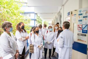 estudantes em um laboratorio de medicina