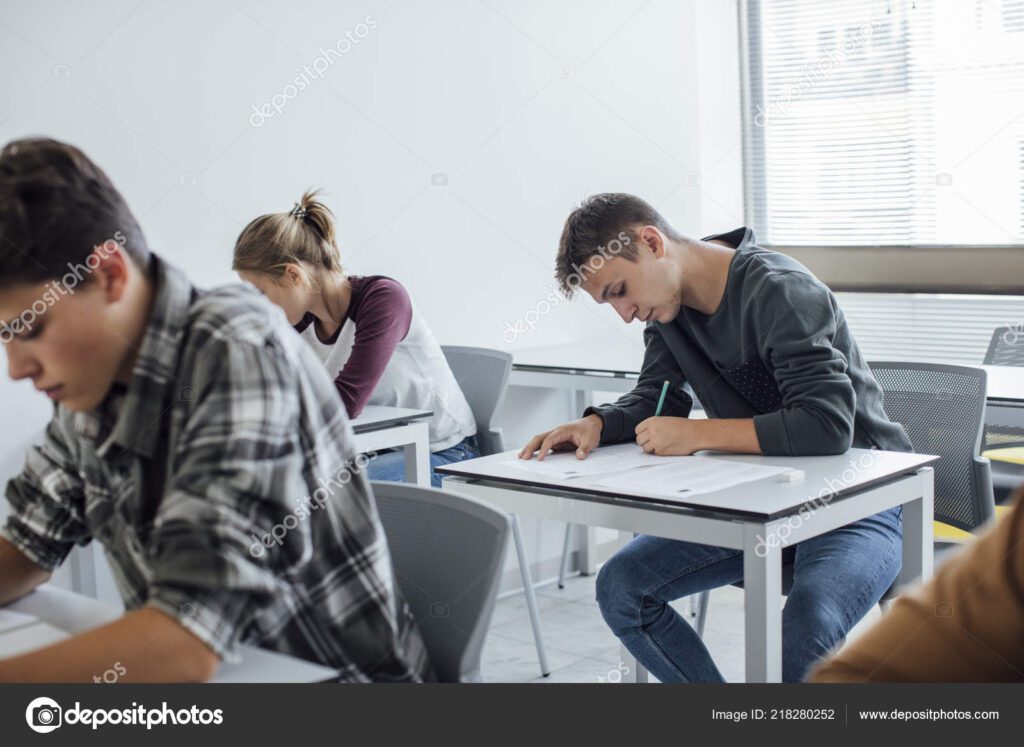 estudantes escrevendo em uma sala de aula