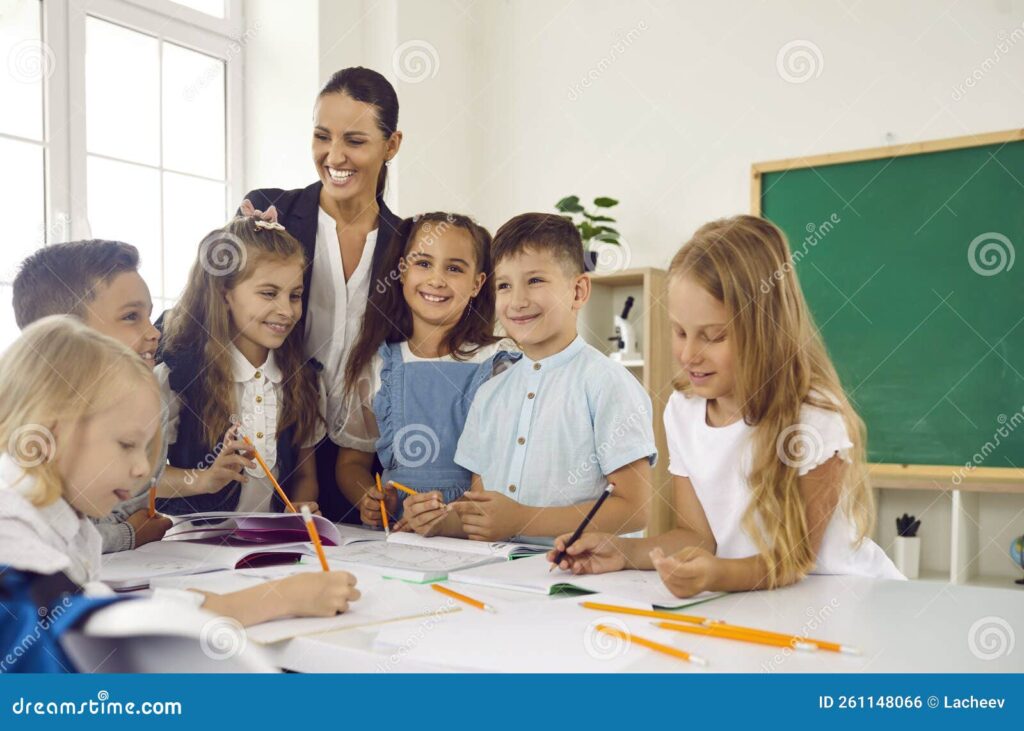 estudantes felizes aprendendo em sala de aula