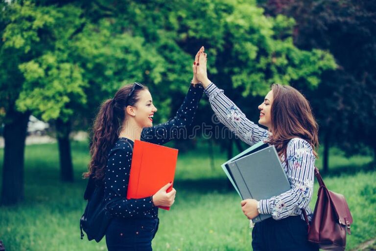 estudantes felizes comemorando a aprovacao