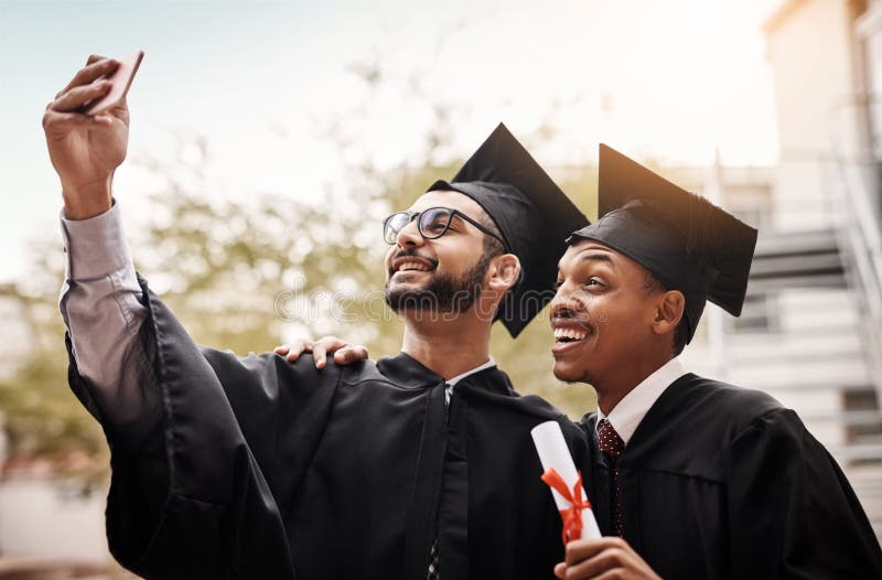 estudantes felizes comemorando resultados de selecao