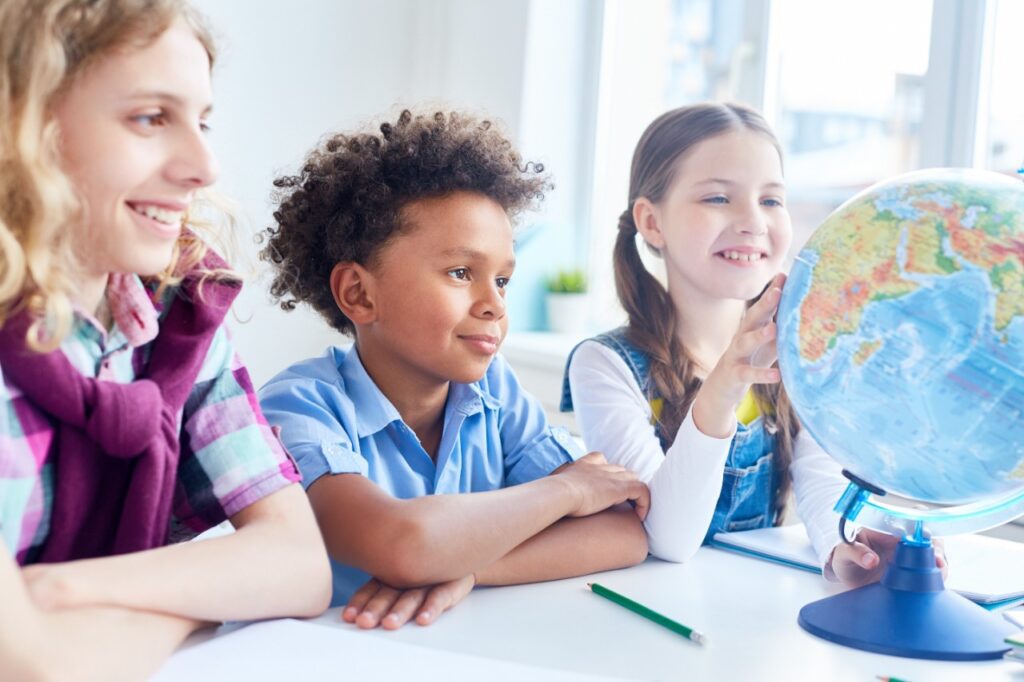 estudantes felizes em sala de aula 2