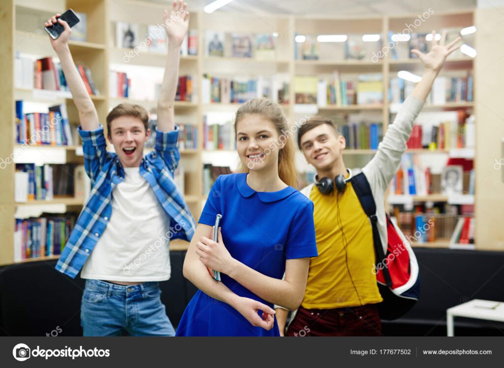 estudantes felizes em uma faculdade moderna