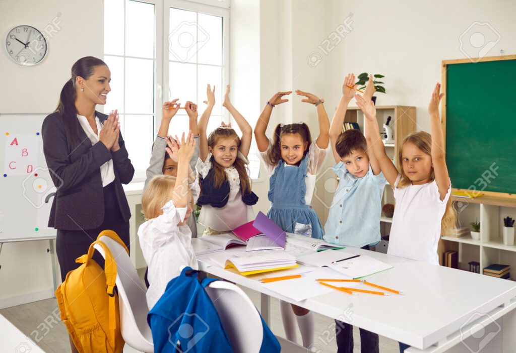 estudantes felizes em uma sala de aula