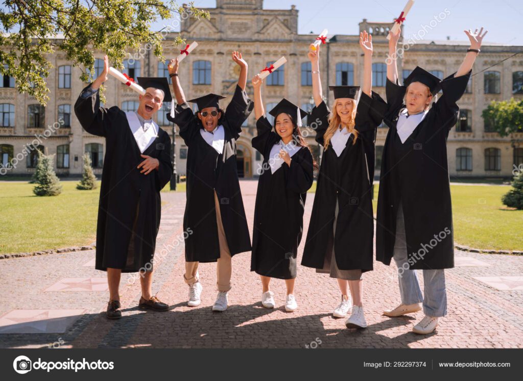 estudantes felizes na entrada da faculdade