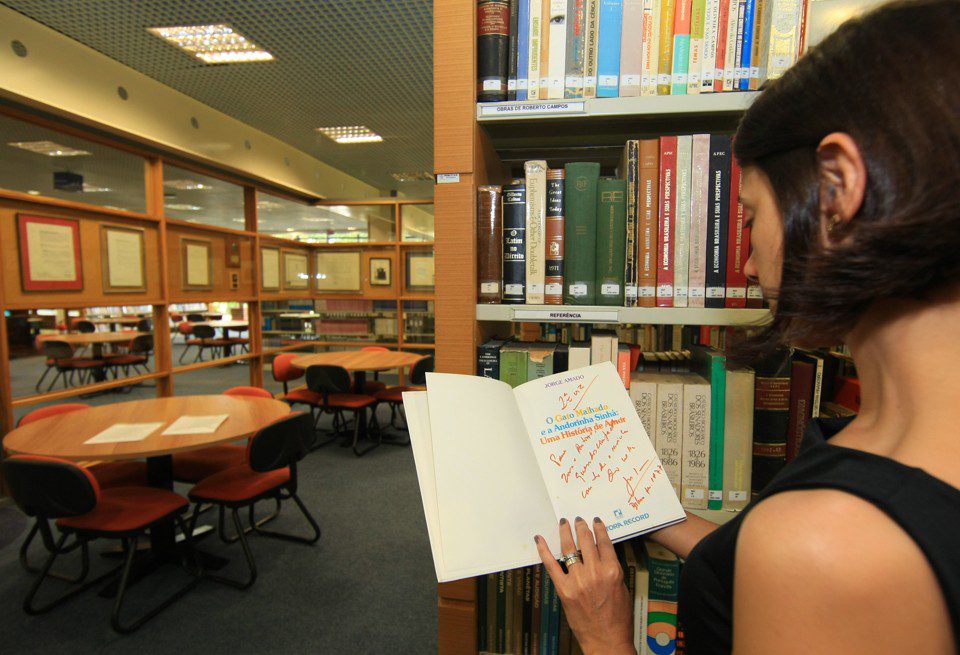 estudantes multitarefas em bibliotecas