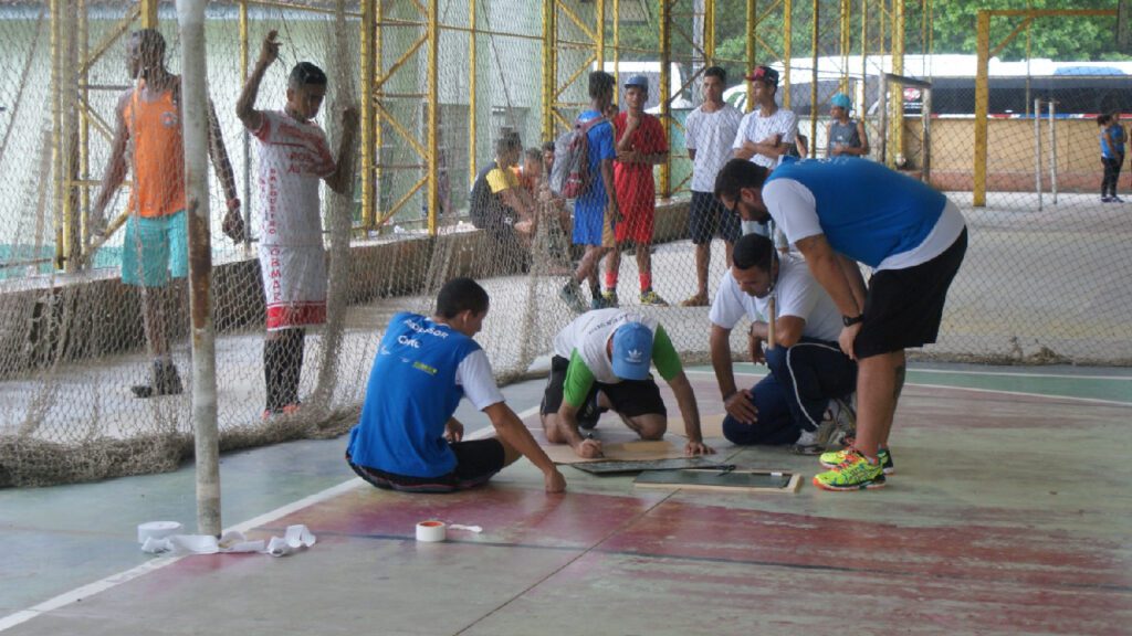 estudantes praticando esportes em ambiente academico