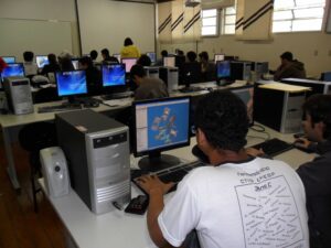 estudantes programando em laboratorio de informatica