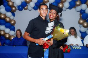 estudantes recebendo diplomas em cerimonia