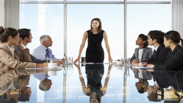 executivos em reuniao estrategica de negocios