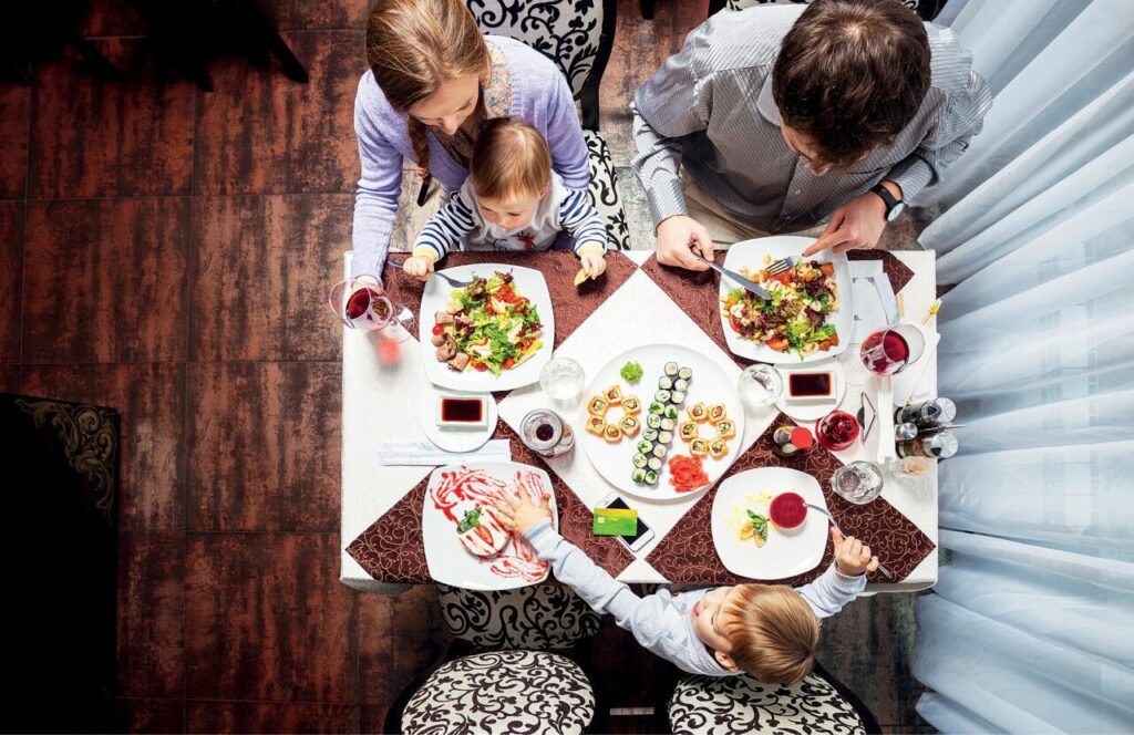 familia reunida em um ambiente acolhedor