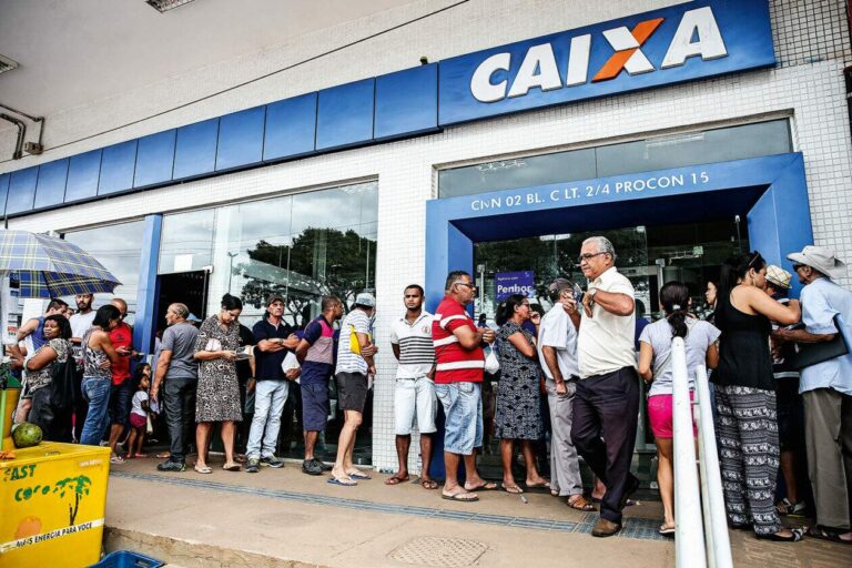 fila de pessoas em um banco fechado