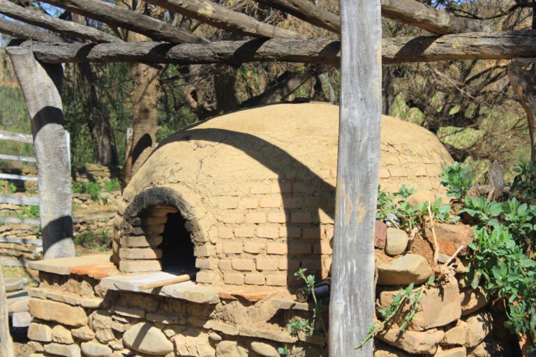 forno de barro em construcao ao ar livre