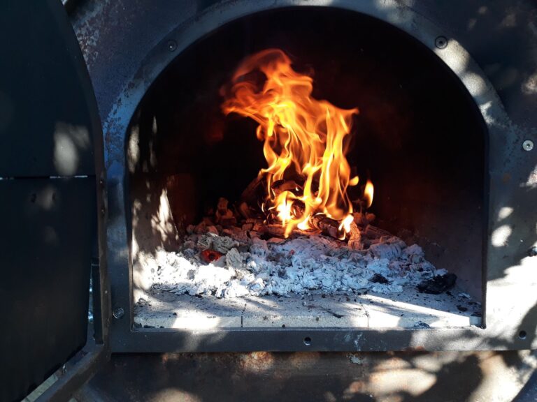 forno de barro restaurado em ambiente rustico