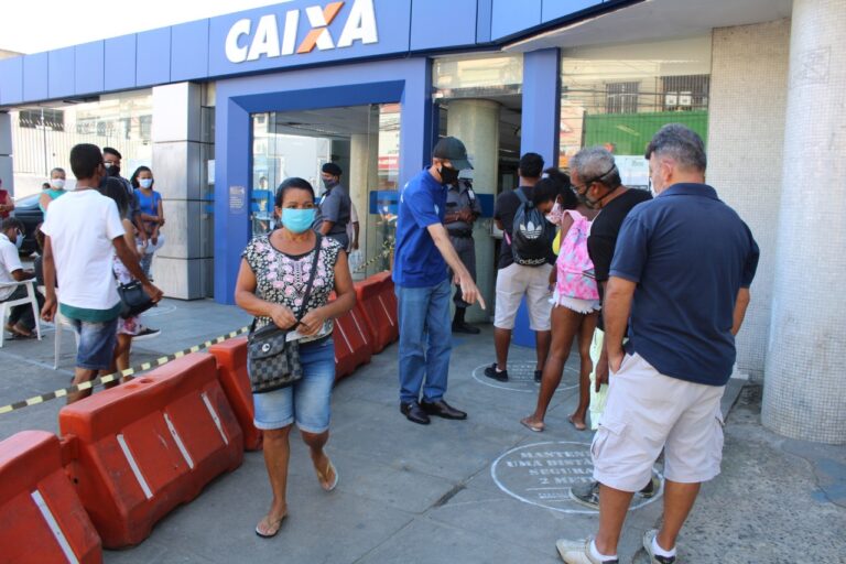 foto de um caixa eletronico em rua movimentada