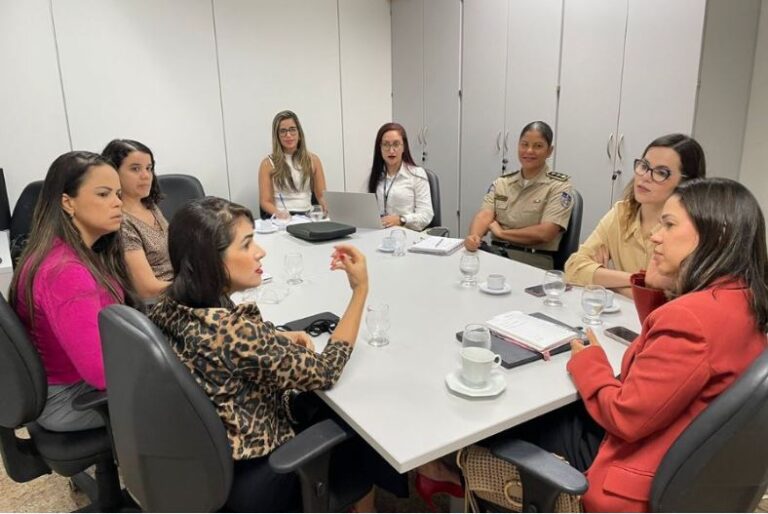 foto de um tribunal com profissionais debatendo