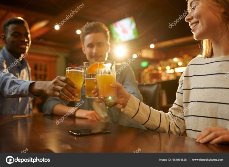 foto do bar com pessoas se divertindo