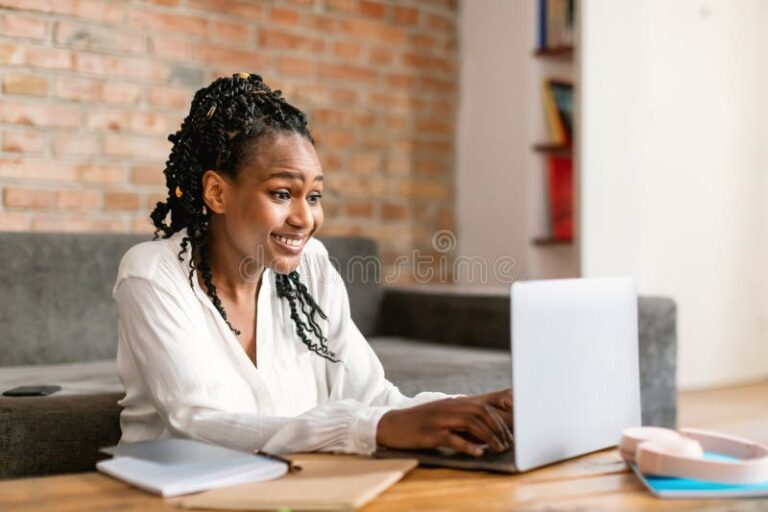 freelancers trabalhando em laptops em casa