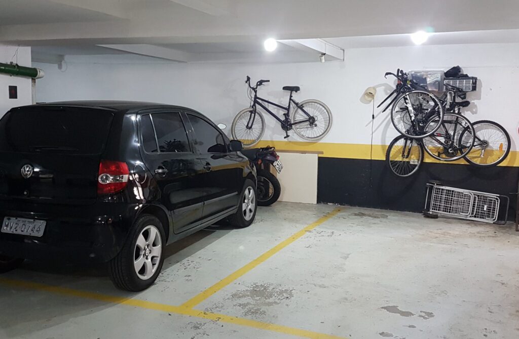 garagem espacosa com carro e bicicleta