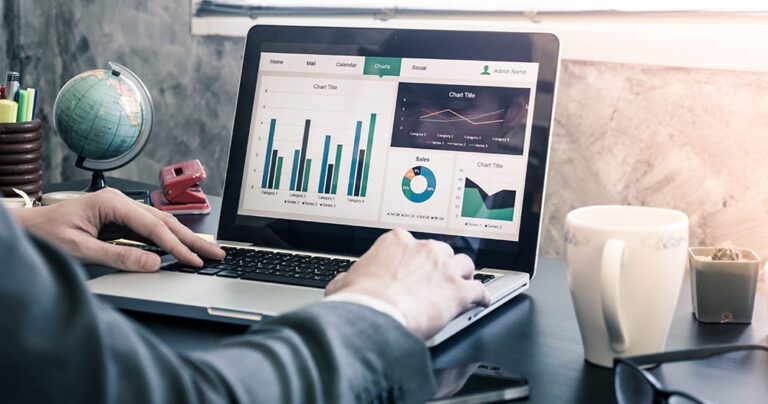 gestor de trafego analisando graficos online
