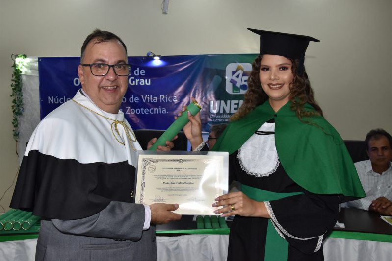 graduandos recebendo diplomas em cerimonia