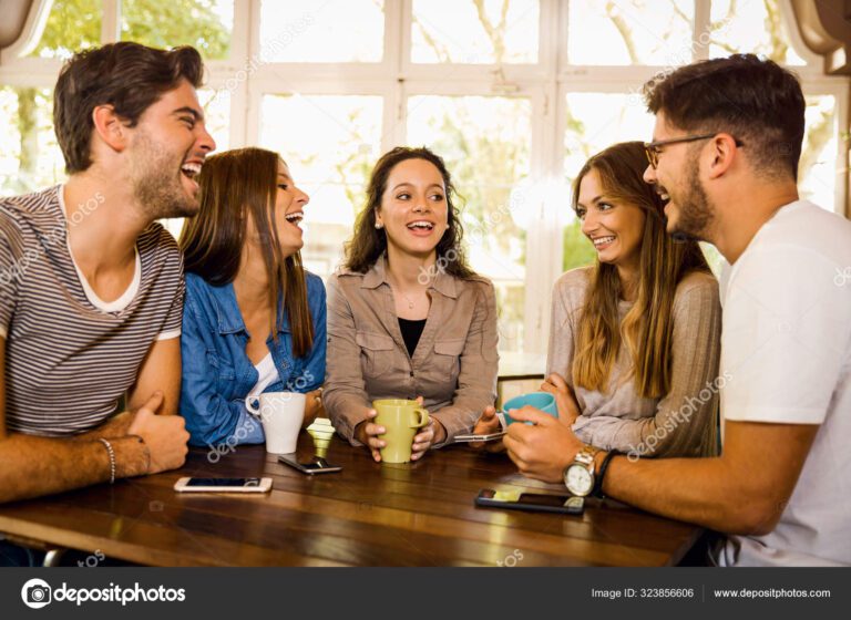 grupo de amigos conversando em um cafe