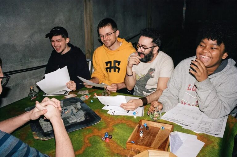 grupo de amigos jogando dungeons dragons