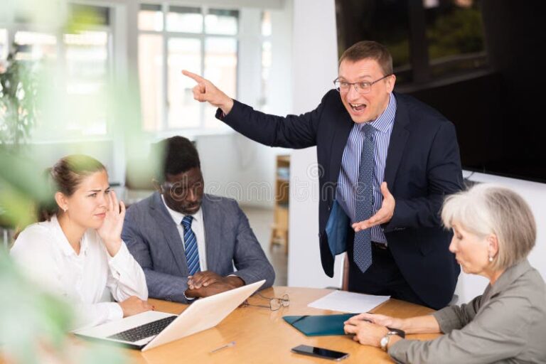 grupos de pessoas discutindo em mesa de negocios