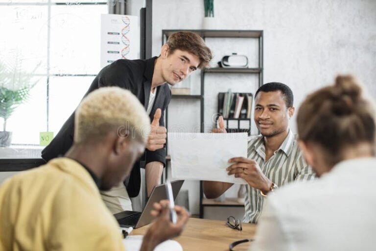 grupos de pessoas discutindo financas