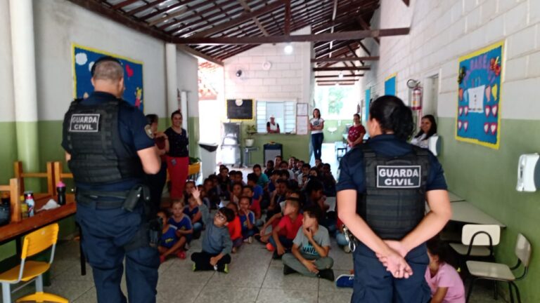 guarda municipal em acao comunitaria