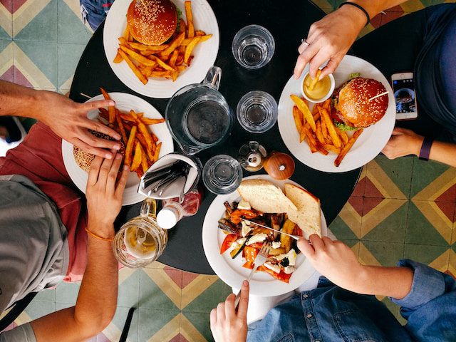 hora de almoco em ambiente de trabalho