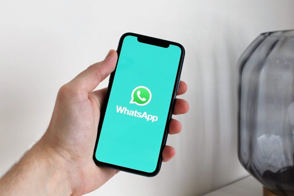 ilustracao de um celular com whatsapp aberto