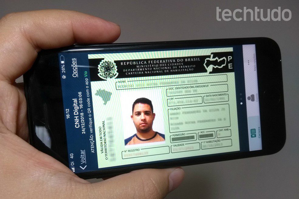 imagem de smartphone exibindo a cnh digital