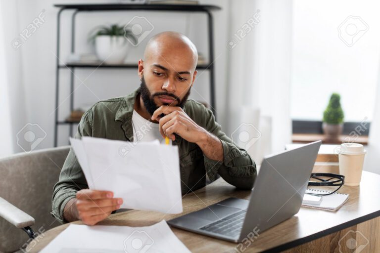 imagem de uma pessoa checando documentos financeiros