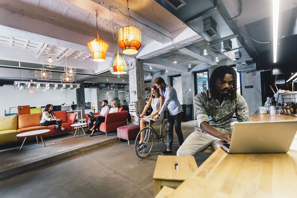 jovem aprendendo em ambiente de trabalho